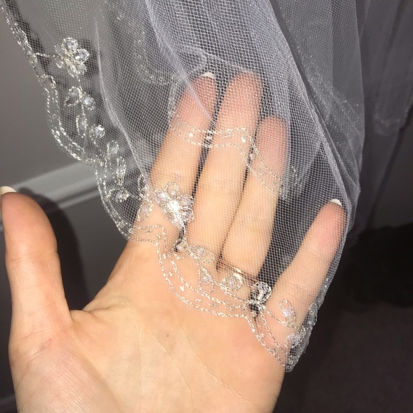 Waist length white veil with blusher - Picture 3 of 13